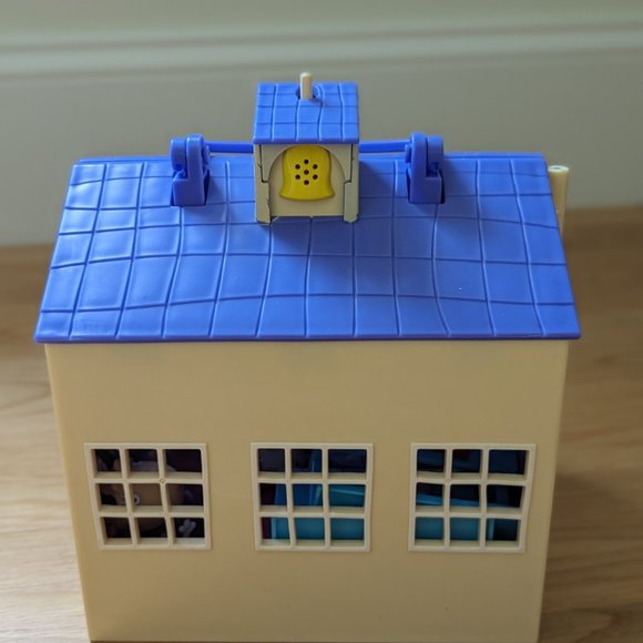 SOLD - Peppa Pig School house - Picture 8 of 8